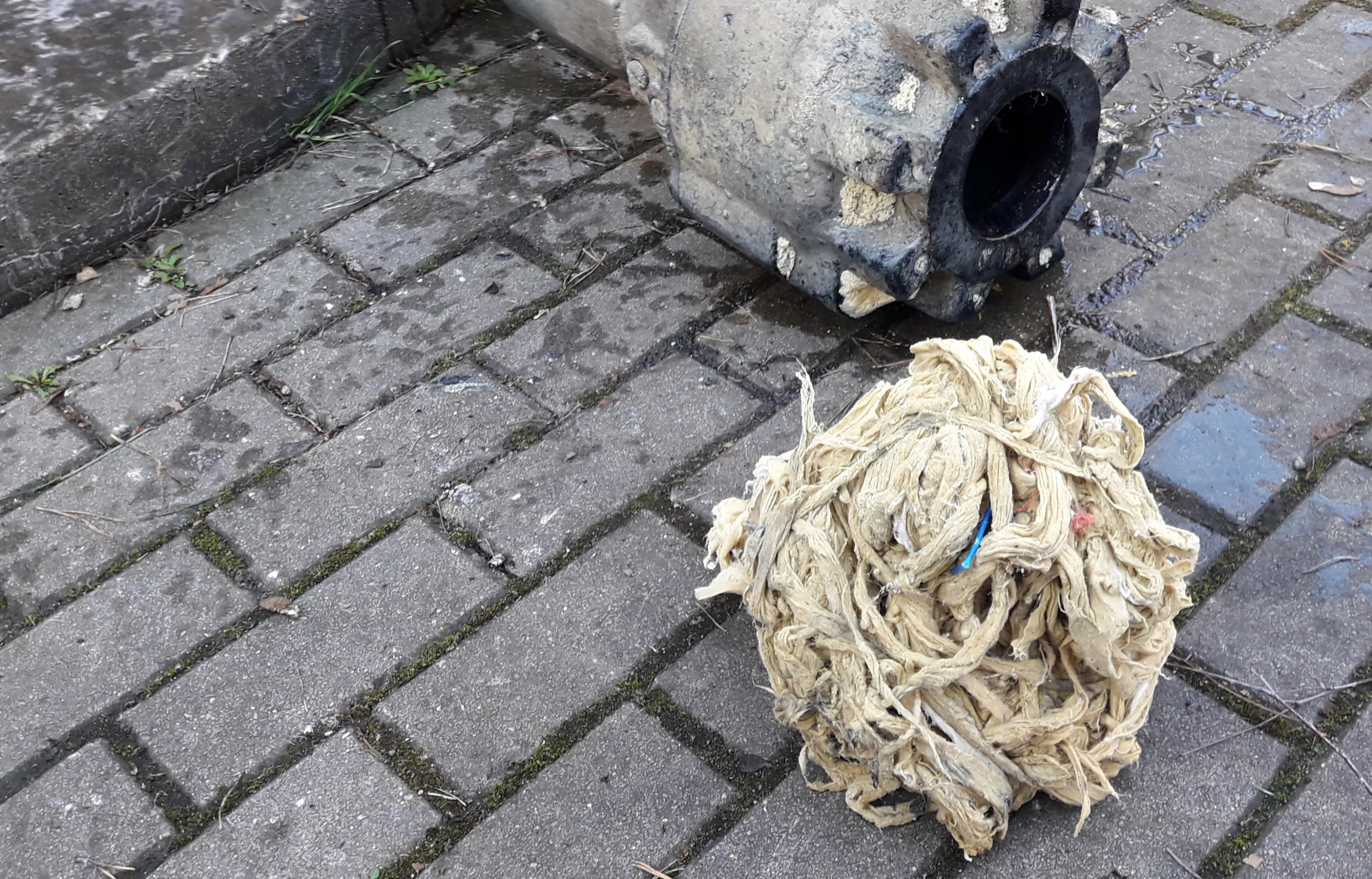 chusteczki nawilżane plastikowe pudelko